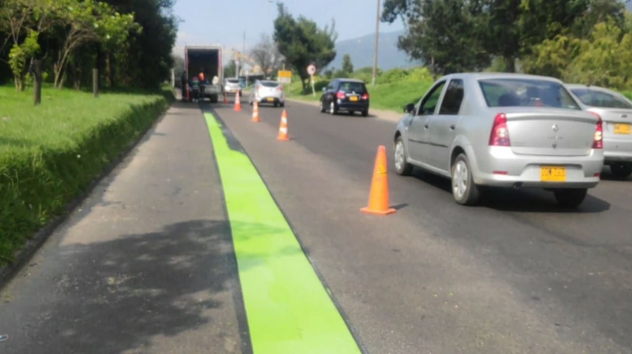 ¿Qué significa la línea verde en las vías?