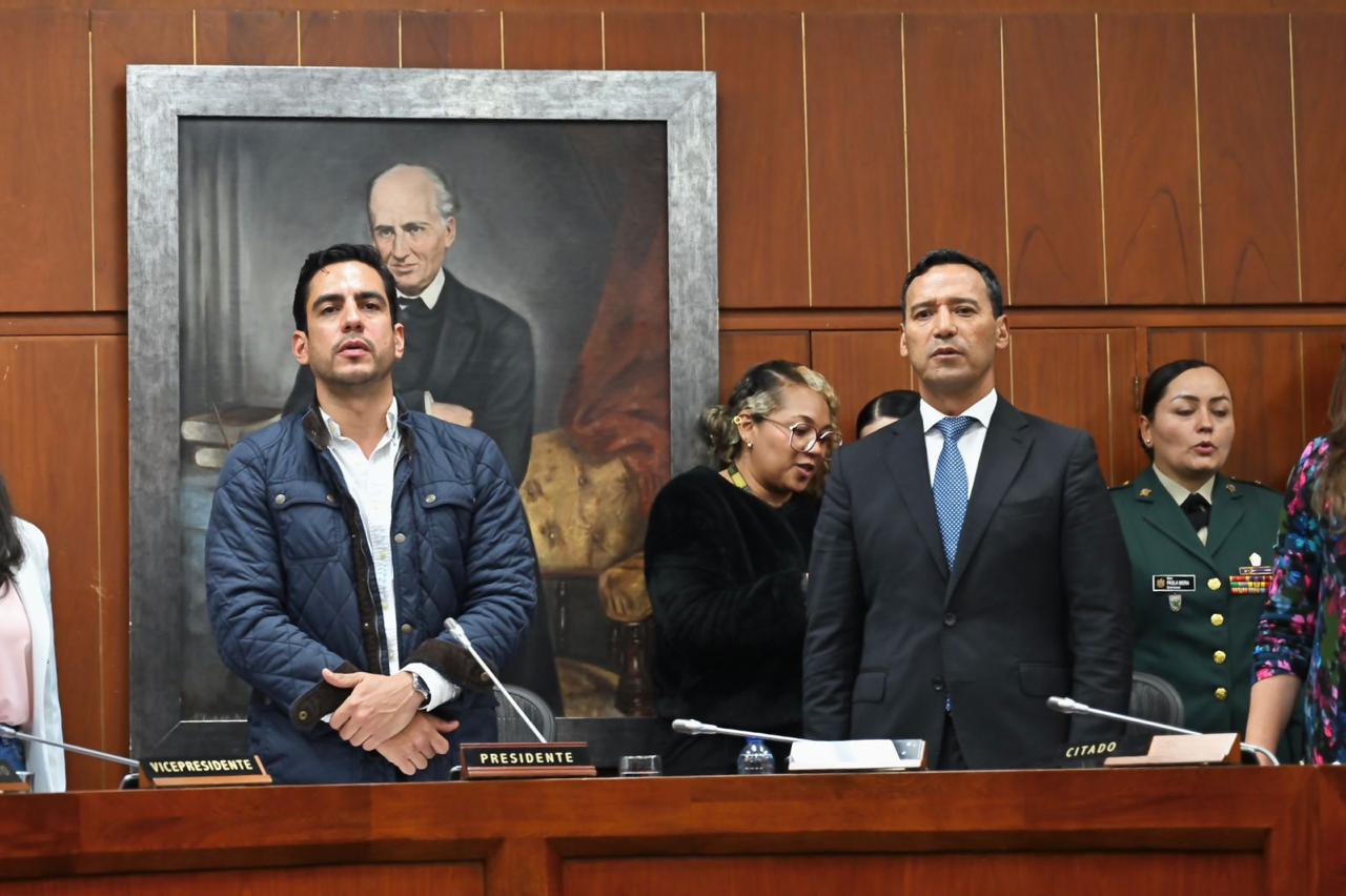 El senador Alex Flórez y el ministro de Defensa, Pedro Sánchez.