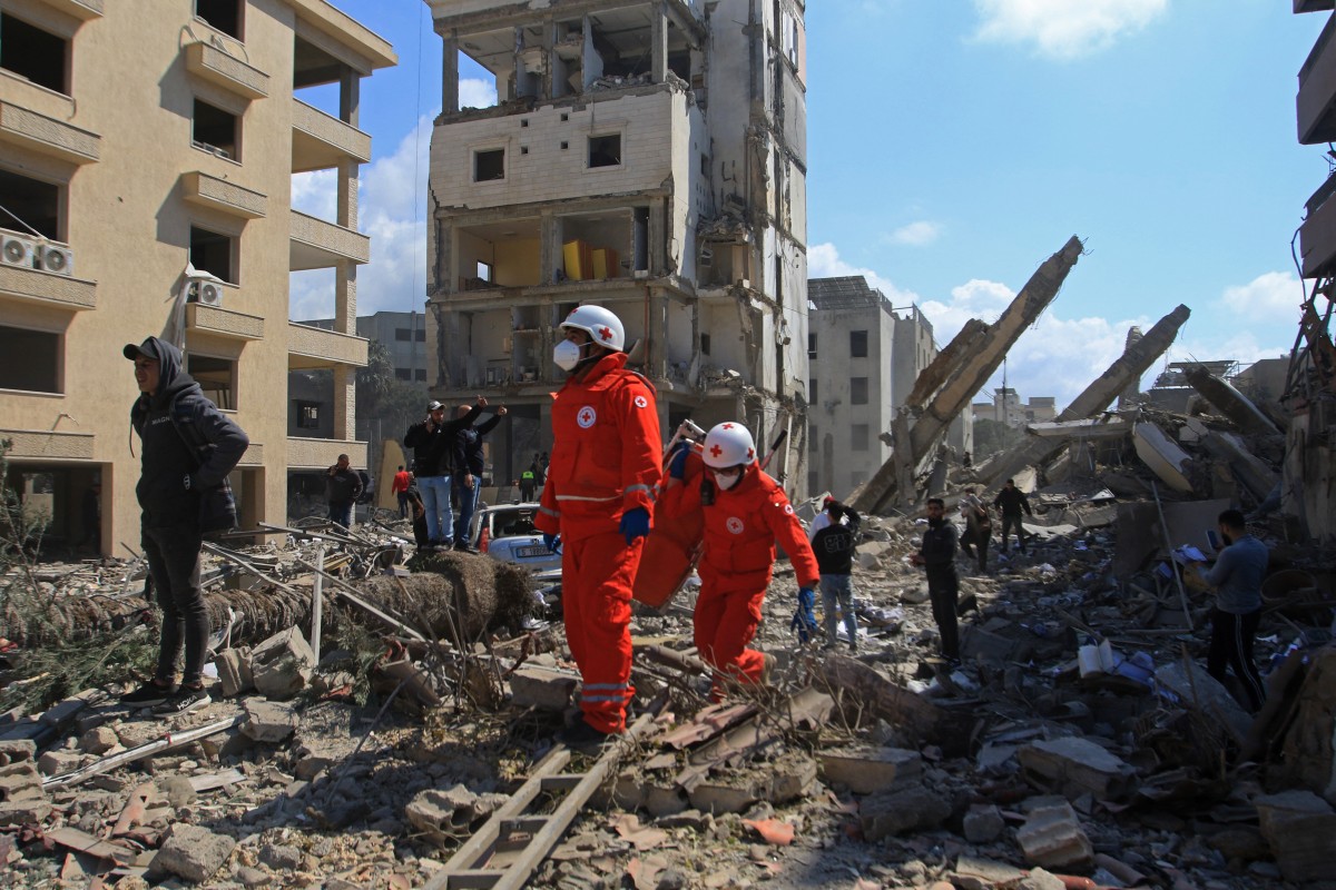 Personal de primeros auxilios en el lugar del ataque israelí contra el complejo Fátima Al-Zahraa, Sidón, Líbano