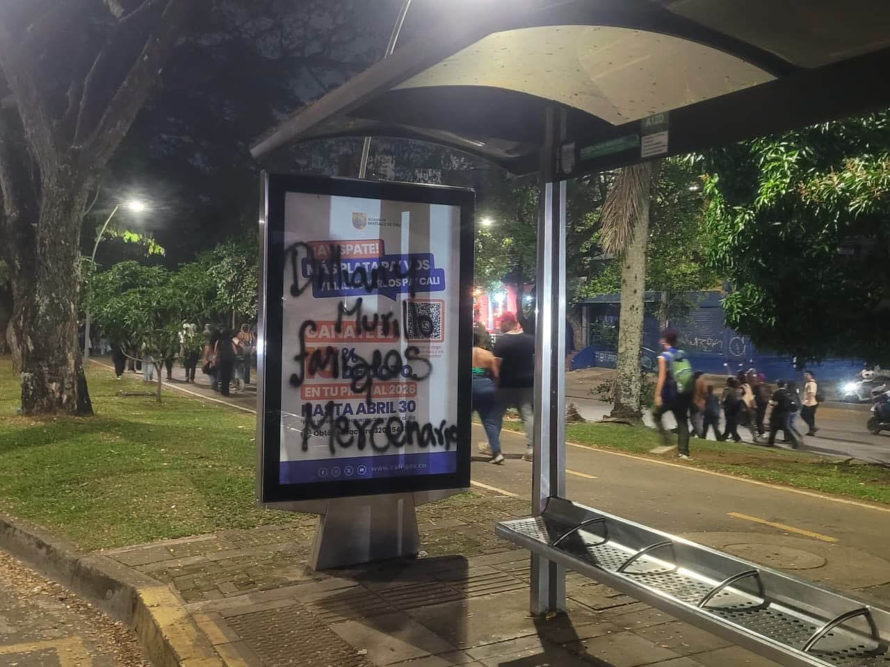 Cali'deki MIO sisteminin yedi istasyonuna karşı vandalizm.