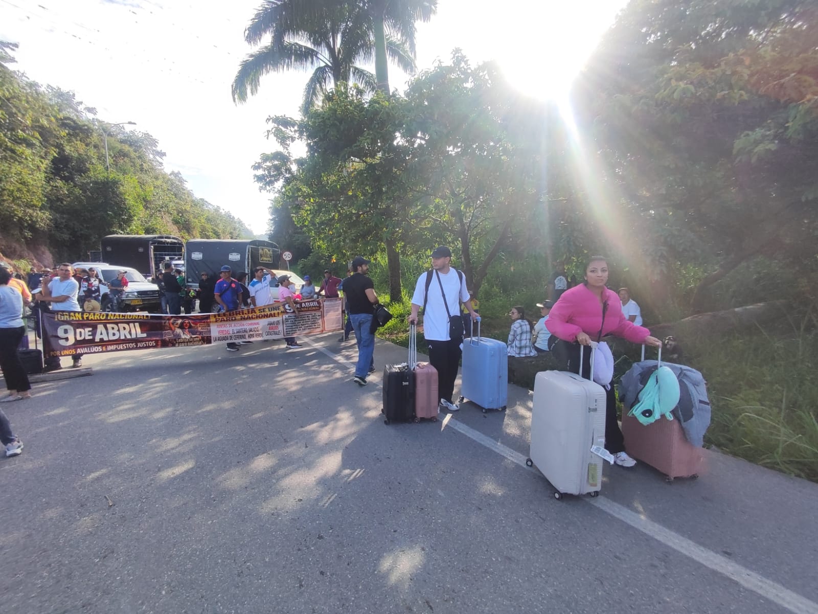 Viajeros deben bajarse de sus carros  y caminar kilómetros para no perder su vuelo