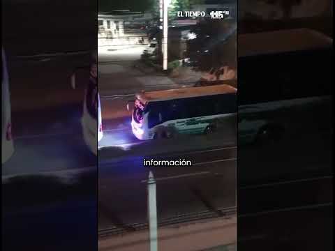 Un aficionado del Junior de Barranquilla resultó herido tras ser atacado en inmediaciones del estadio Jaime Morón, en medio de los desmanes registrados luego del partido por Copa Libertadores.  

SUSCRÍBETE: https://bit.ly/eltiempoYT 

Síguenos en nuestras redes sociales:
X: https://twitter.com/eltiempo 
Facebook: https://www.facebook.com/eltiempo 
Instagram: https://www.instagram.com/eltiempo 

El Tiempo es el medio líder de noticias en Colombia, caracterizado por sus investigaciones y reportajes exclusivos, sobre:  justicia, deportes, economía, política, cultura, tecnología, innovación, cambio climático, entre otros eventos noticiosos en Colombia y el mundo.

Para mayor información ingresa a: https://www.eltiempo.com 

Otros canales de El Tiempo
Citytv: https://www.youtube.com/c/citytvbogota  
Bravíssimo Citytv: https://www.youtube.com/c/BRAVISSIMOCITYTV  
Portafolio: https://www.youtube.com/user/PortafolioCO  
Futbolred: https://www.youtube.com/c/FutbolRedCO