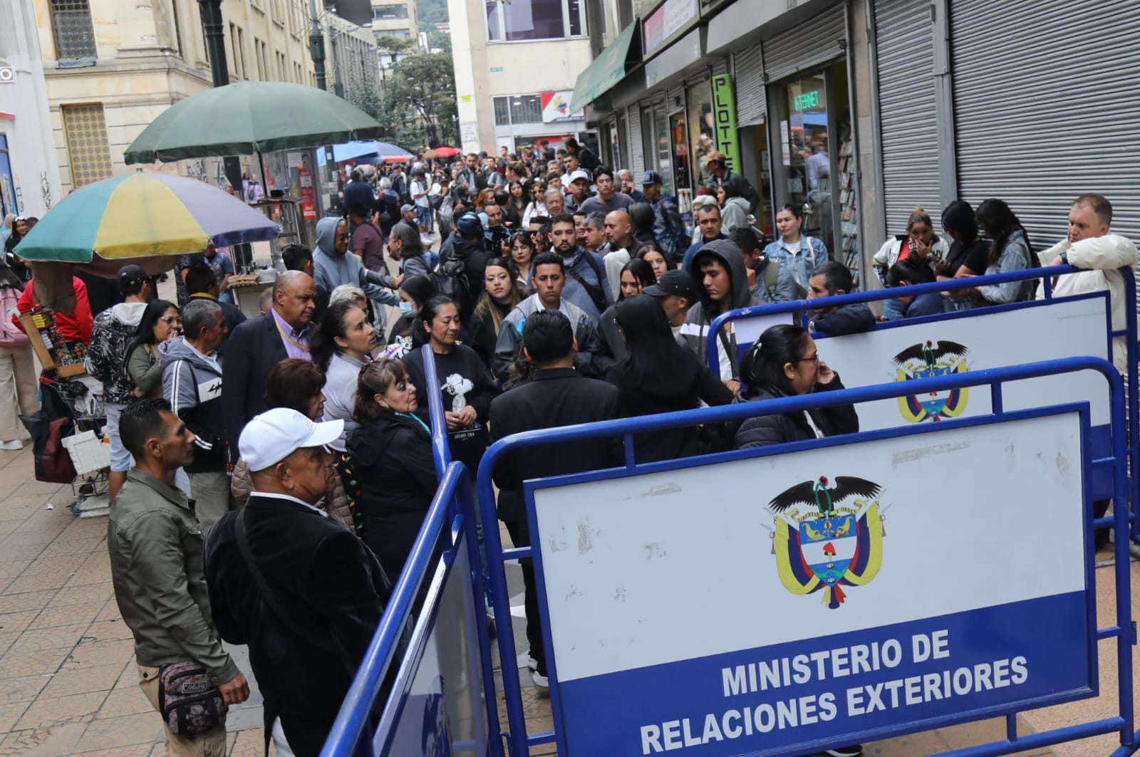 Filas para la expedición de pasaportes en Bogotá.