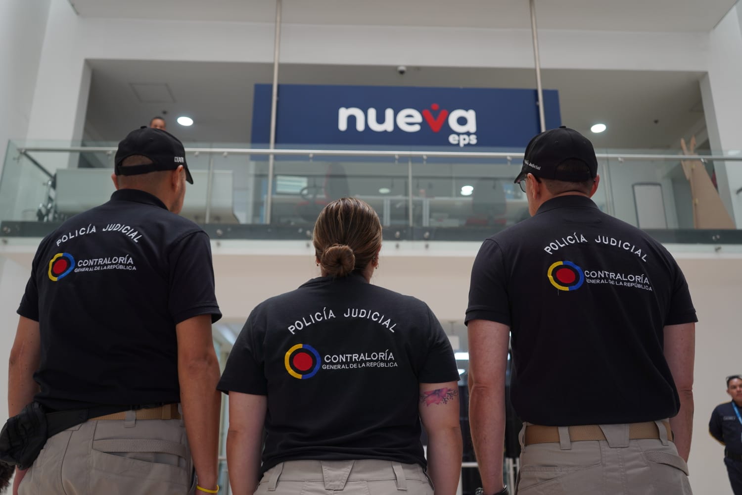 Funcionarios de la Contraloría, durante proceso de inspección a la Nueva EPS.