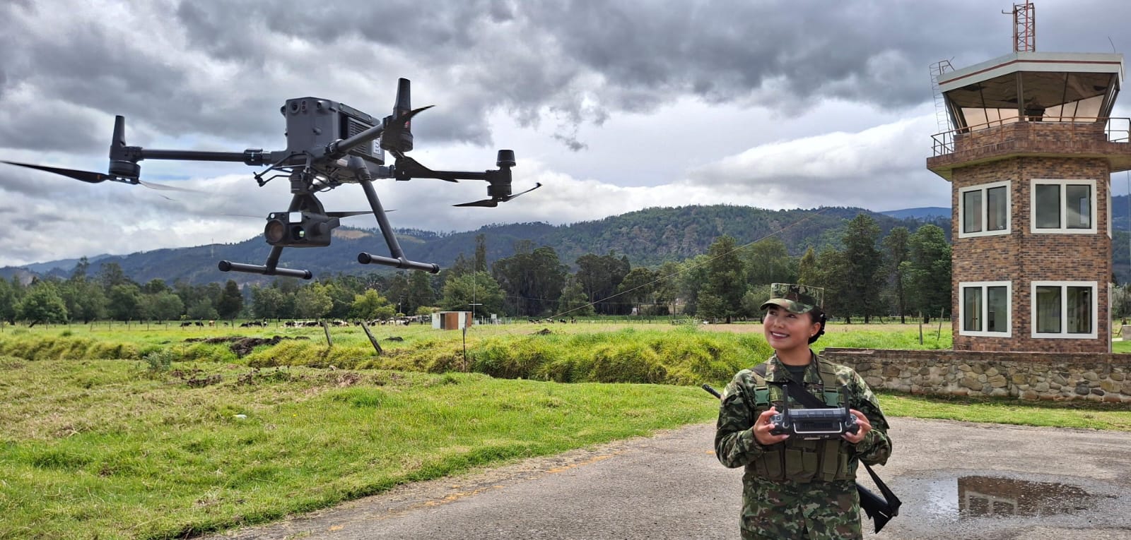 se muestra la primer mujer piloto de dron en Colombia