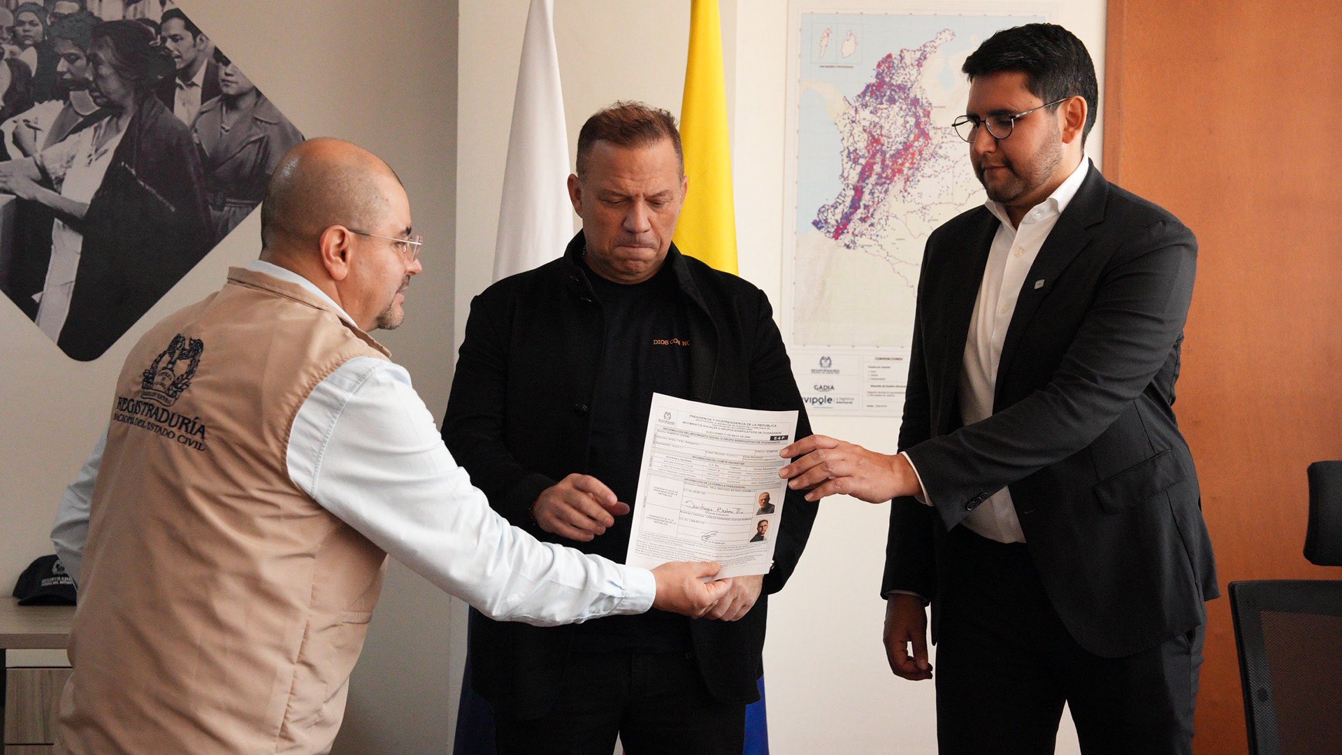 Santiago Botero inscribe su candidatura junto a Carlos Fernando Cuevas.