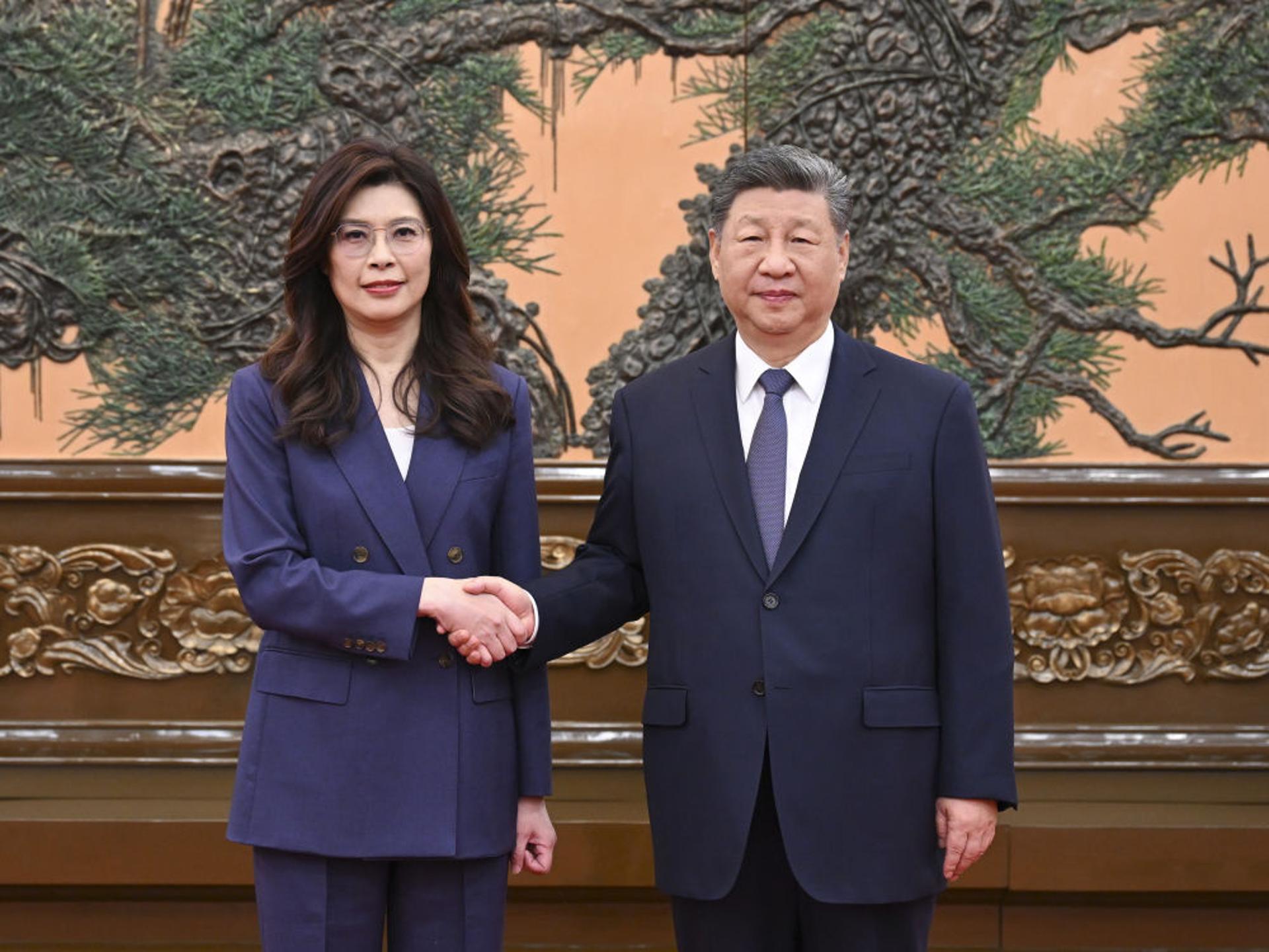 Reunión entre el presidente chino, Xi Jinping, y Cheng Li-wun, líder de la oposición taiwanesa.