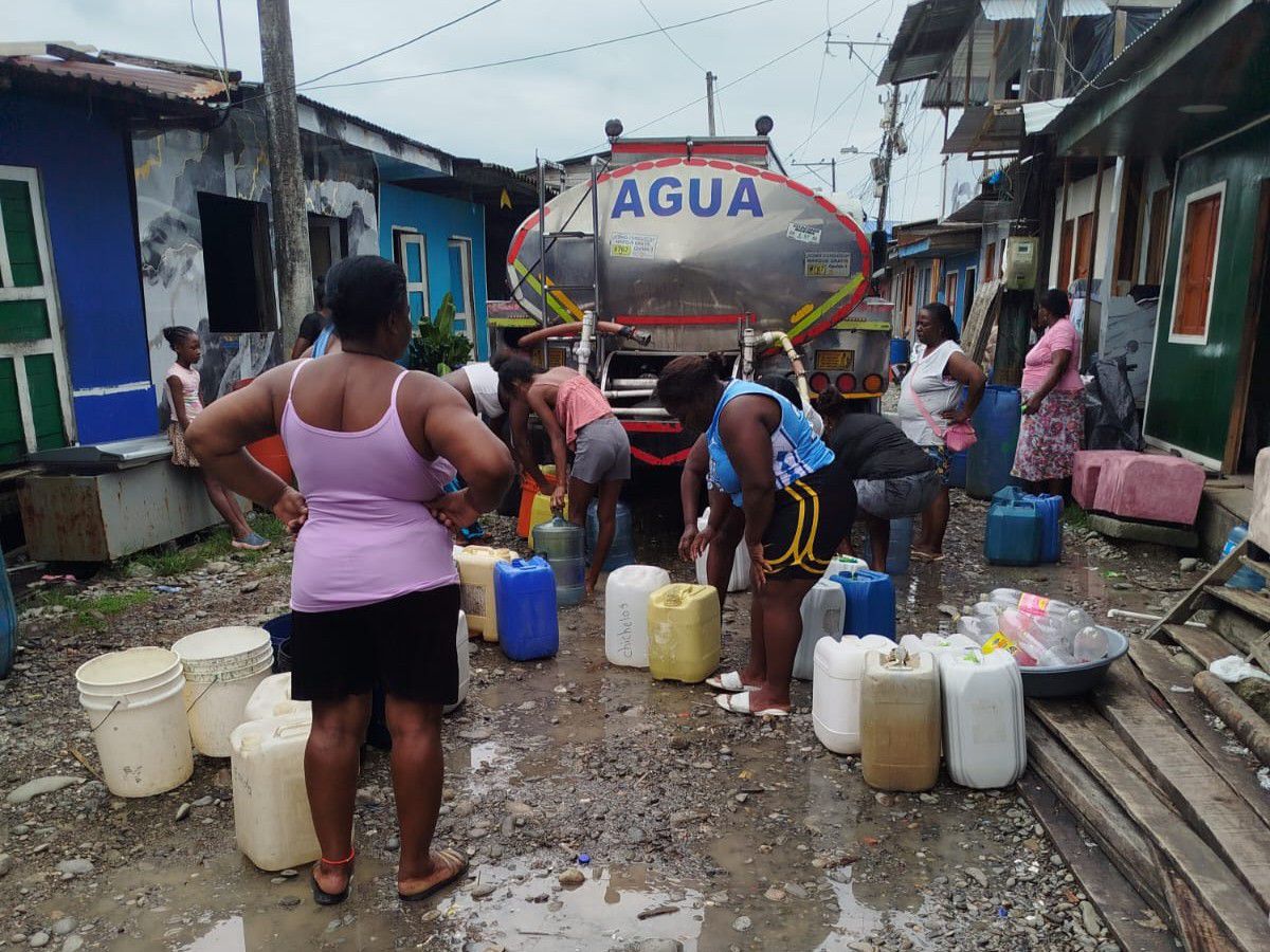 Carros tanque en Buenaventura por escasez de agua.