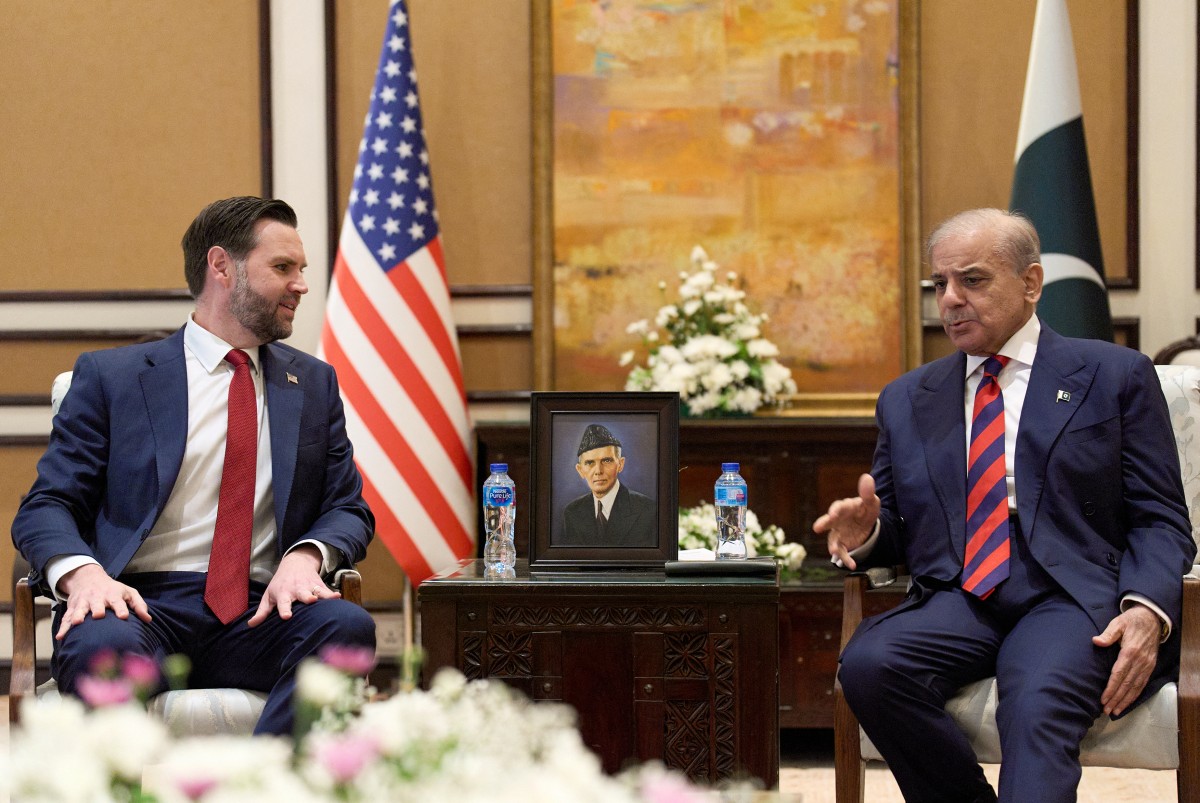 El primer ministro de Pakistán, Shehbaz Sharif, y el vicepresidente de EE. UU., JD Vance