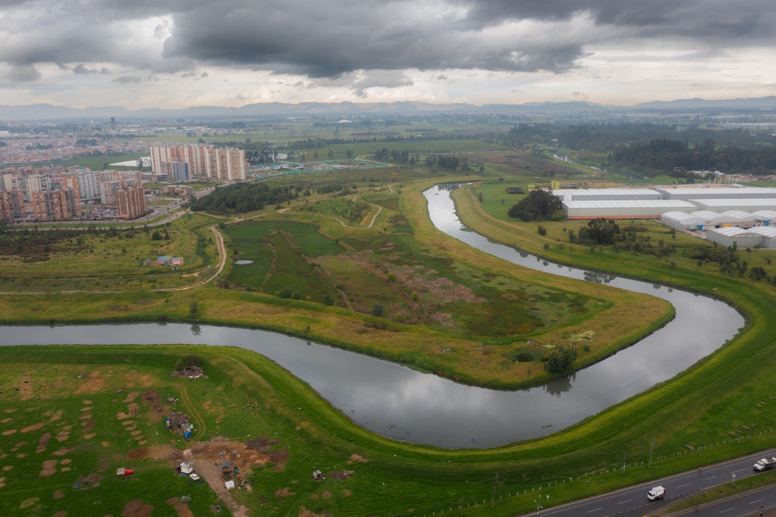 The works will be carried out in 11 municipalities in the Bogotá River basin to mitigate risks of flooding and landslides.