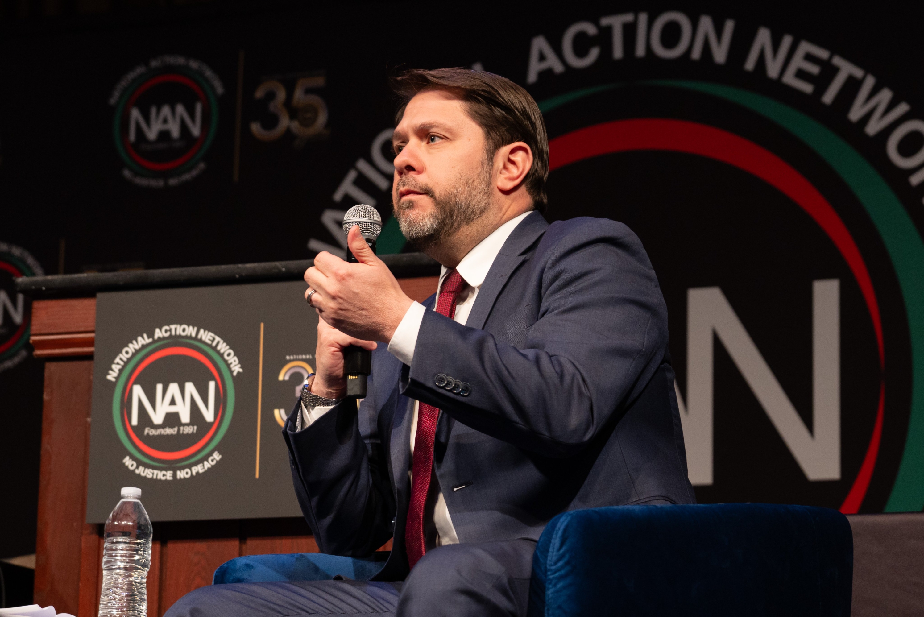 El senador de origen colombiano Rubén Gallego.