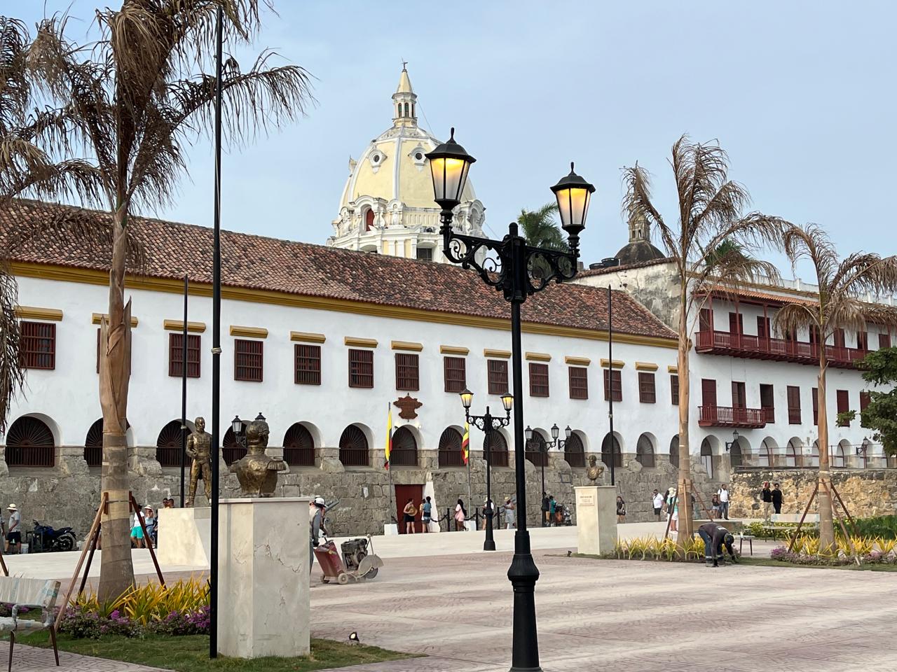 Centro Histórico de Cartagena, como telón de fondo el Museo Naval