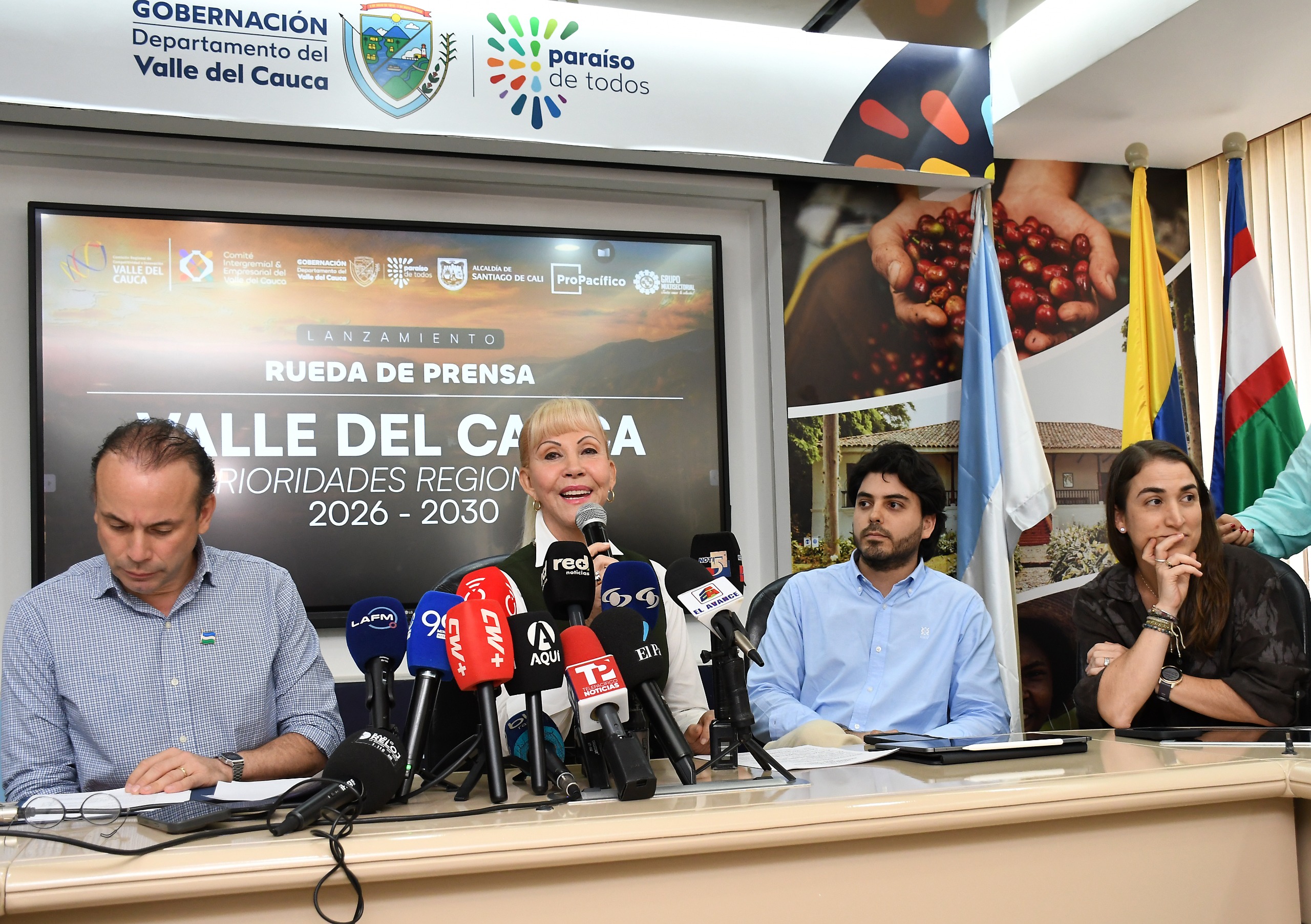 Autoridades y gremios del Valle, en acto de presentación de proyectos.