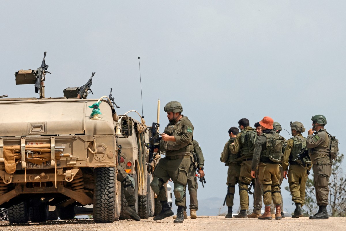 Soldados del ejército israelí patrullan la frontera con el sur del Líbano, en la Alta Galilea, al norte de Israel, el 17 de abril de 2026