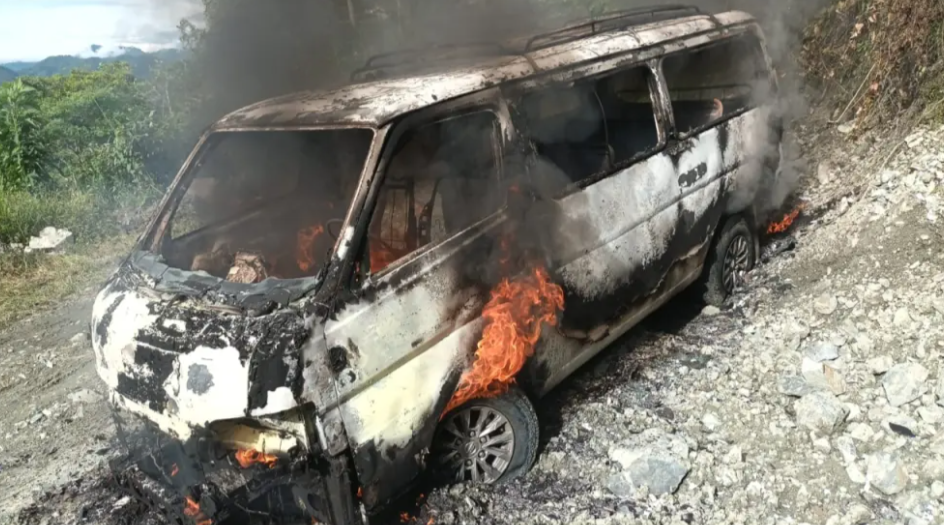 Uno de los vehículos incinerados.