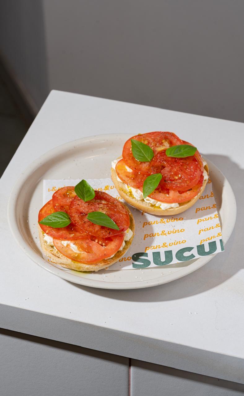 Suculenta, Pan & Vino, ubicada en la carrera 5.ª n.º 69-27, en Bogotá.