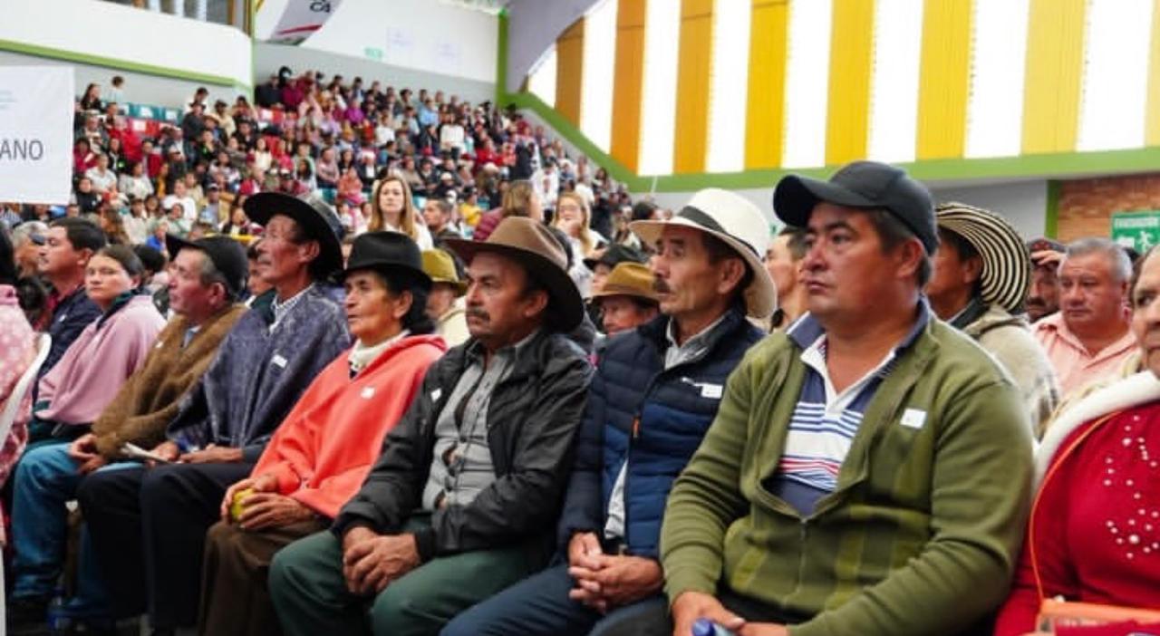 Beneficiarios de la entrega de tierras por parte del gobierno nacional.
