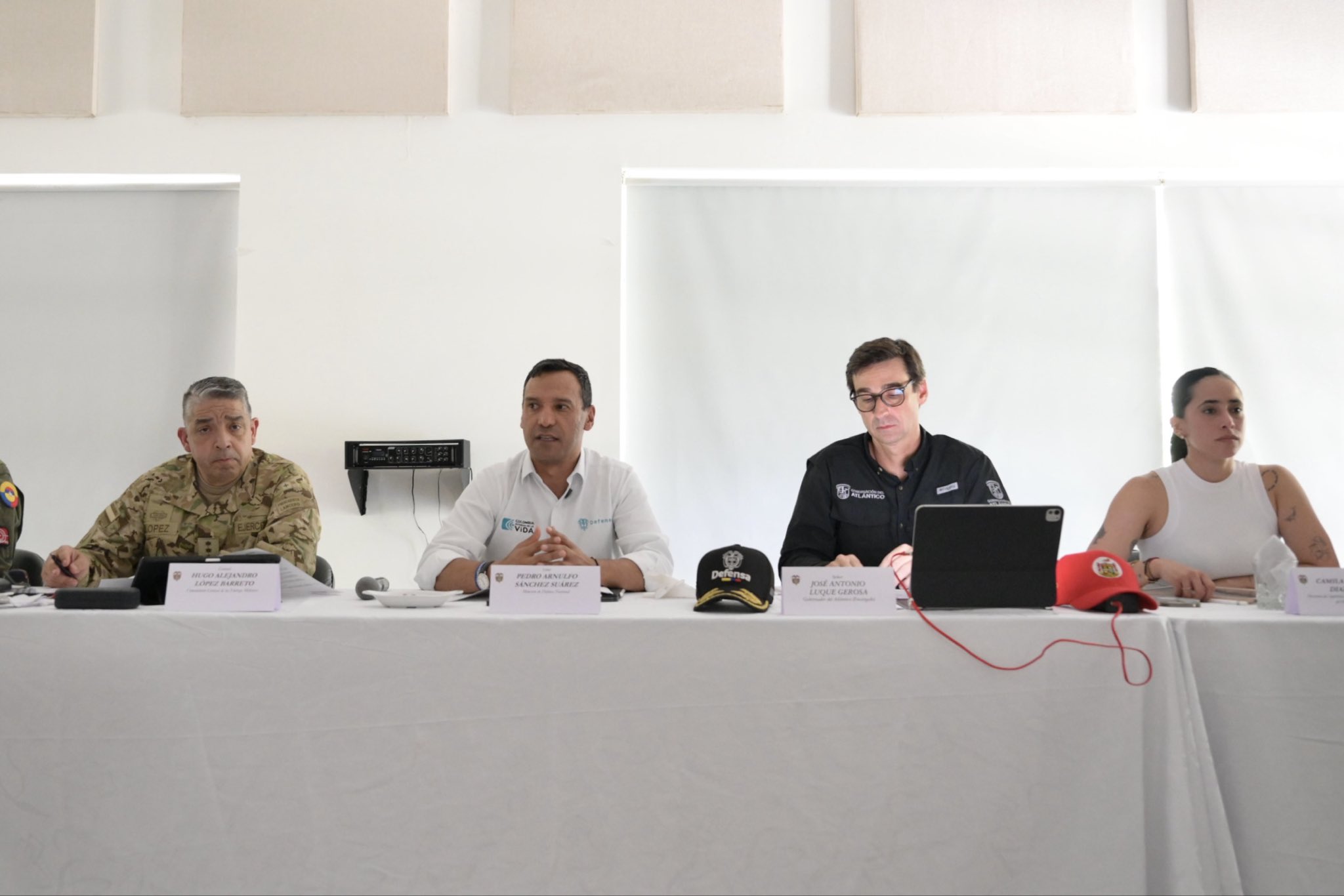 Ministro de Defensa, Pedro Sánchez (c) junto a autoridades locales.