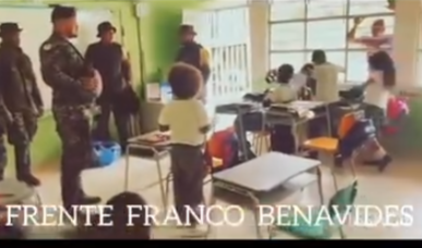 Imagen del video de los disidentes en un salón de clases de Nariño.