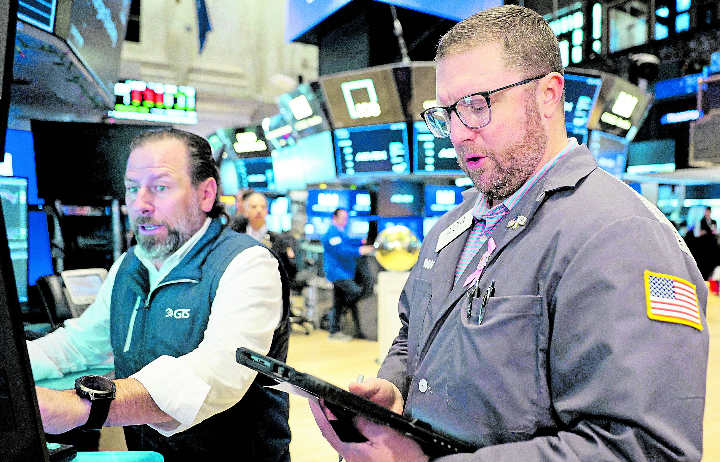 Los impactos de la guerra en Medio Oriente se han sentido en la alteración de los mercados financieros globales. Foto de dos 'traders' en la bolsa de Nueva York.