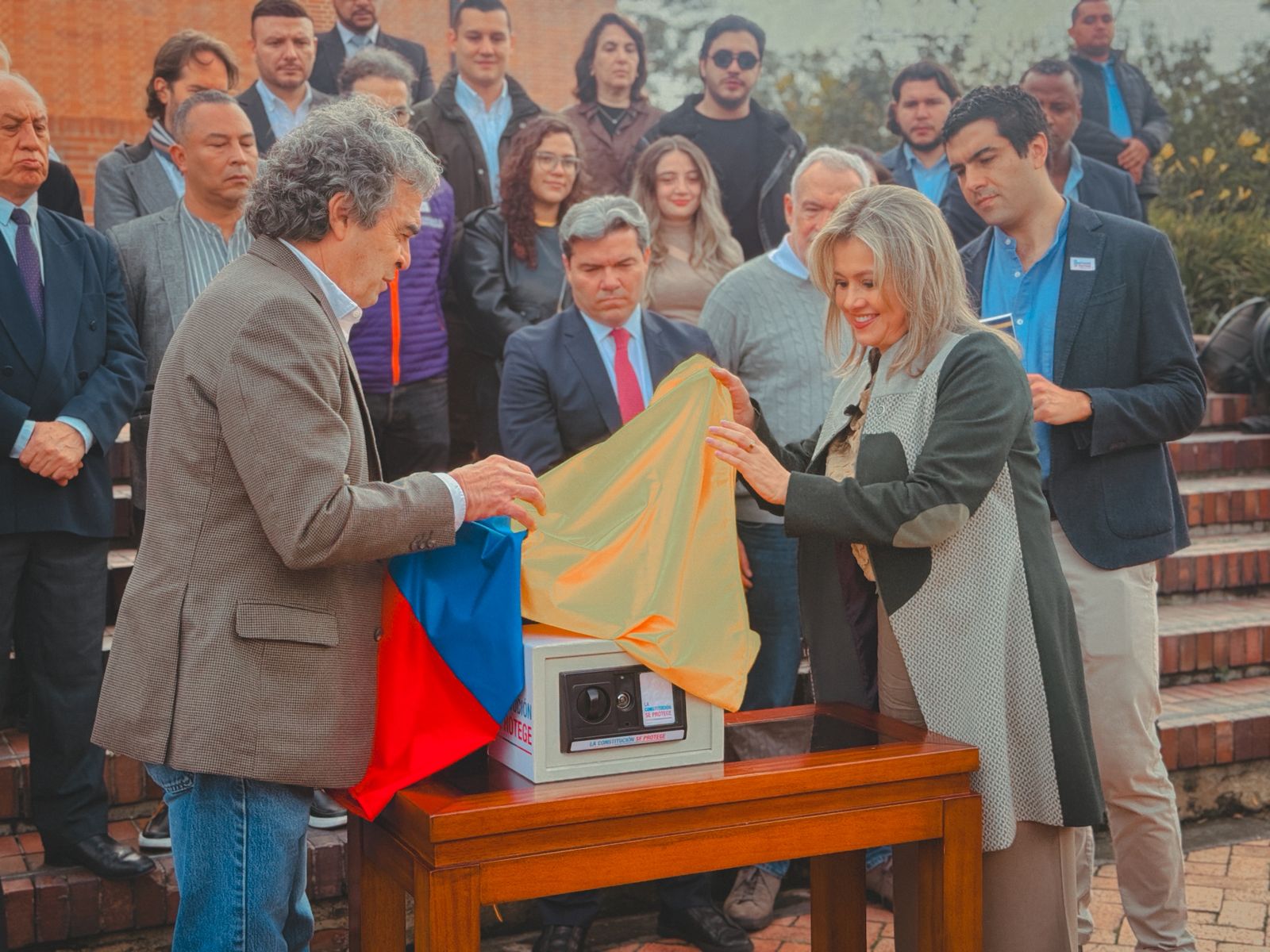 El candidato Sergio Fajardo y su fórmula, Edna Bonilla, inscriben comité para proteger la Constitución.