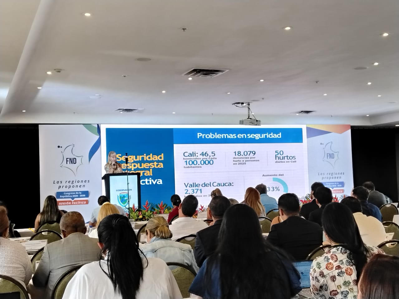 La gobernadora del Valle, Dilian Ffanscia Toro, en el encuentro 'Las regiones proponen'