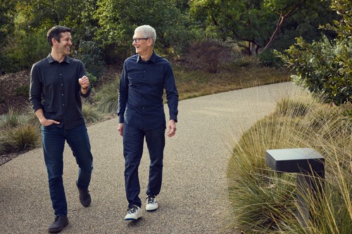 John Ternus și Tim Cook