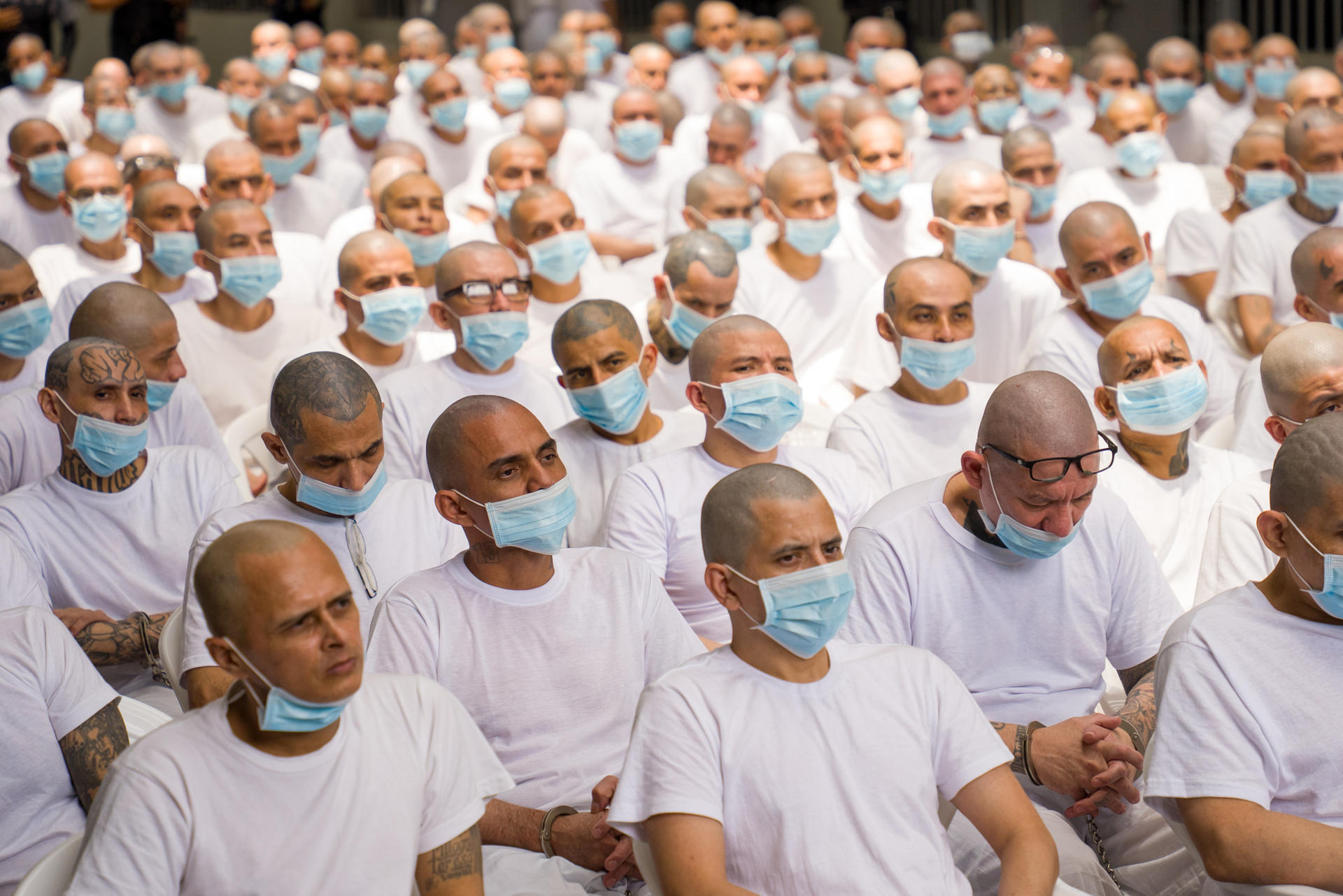Presuntos pandilleros de la Mara Salvatrucha recluidos en el Centro de Confinamiento del Terrorismo (Cecot), El Salvador