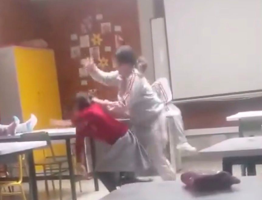 El video muestra el momento en que una estudiante agrede físicamente a otra dentro del salón de clases.