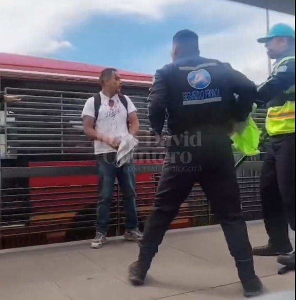 Agresión a vigilantes de TransMilenio en la estación Country Sur