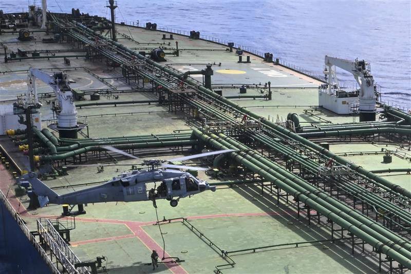 Estados Unidos intercepta y aborda un buque cisterna con crudo iraní en el Índico.