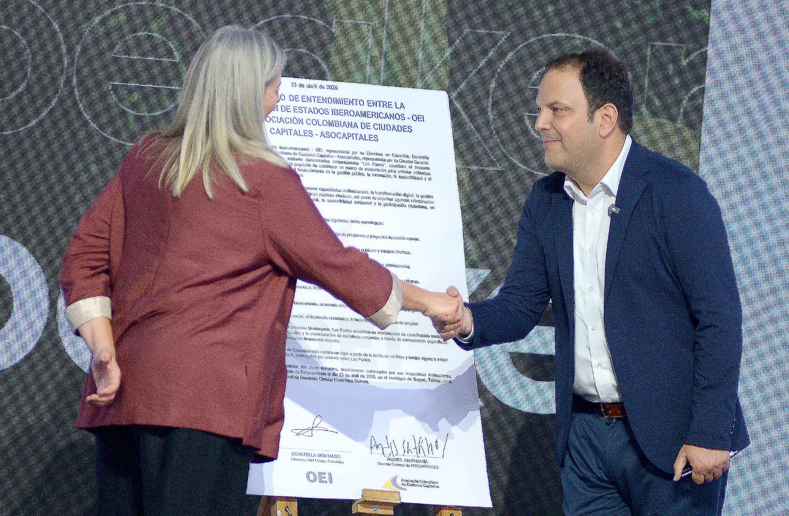 Andrés Santamaría, director de Asocapitales, y Donatella Montaldo, directora de la OIE.