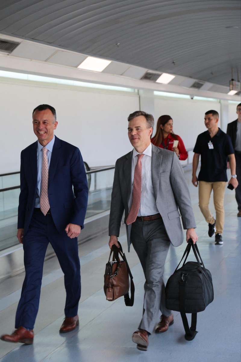 El encargado de negocios de Estados Unidos en Venezuela, John Barrett (derecha)