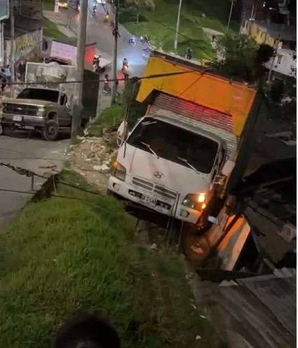 Se registra grave accidente de tránsito por camión que se volcó y se fue contra una casa en el sur de Bogotá