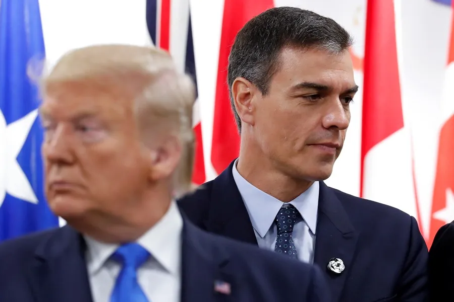 El presidente del Gobierno español, Pedro Sánchez (d), y el presidente de EE.UU., Donald Trump (i).
