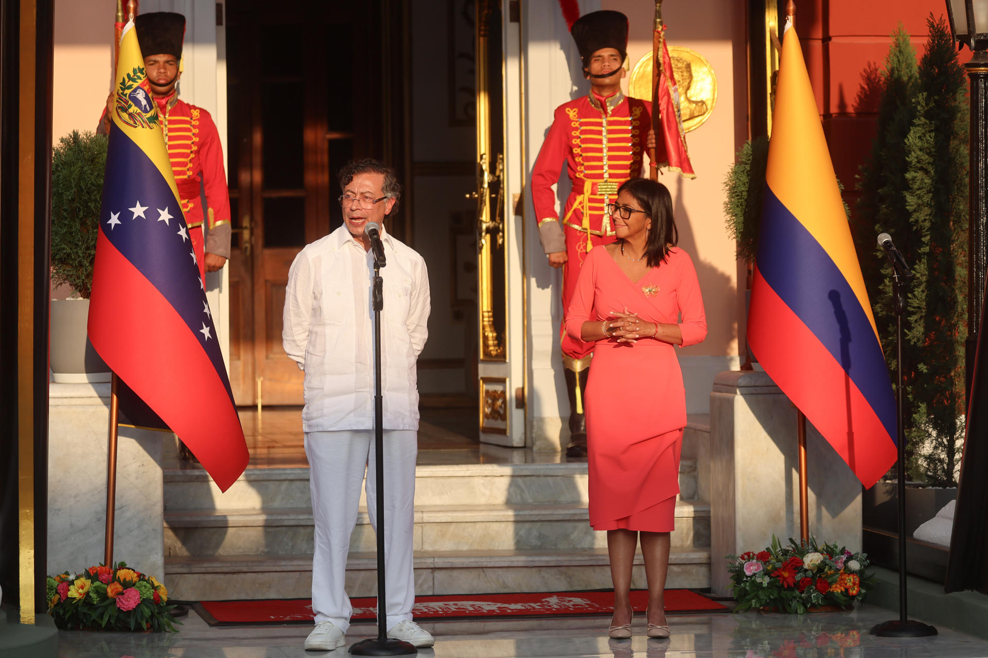 El presidente de Colombia, Gustavo Petro (i), y la encargada del gobierno de Venezuela, Delcy Rodríguez, en Caracas