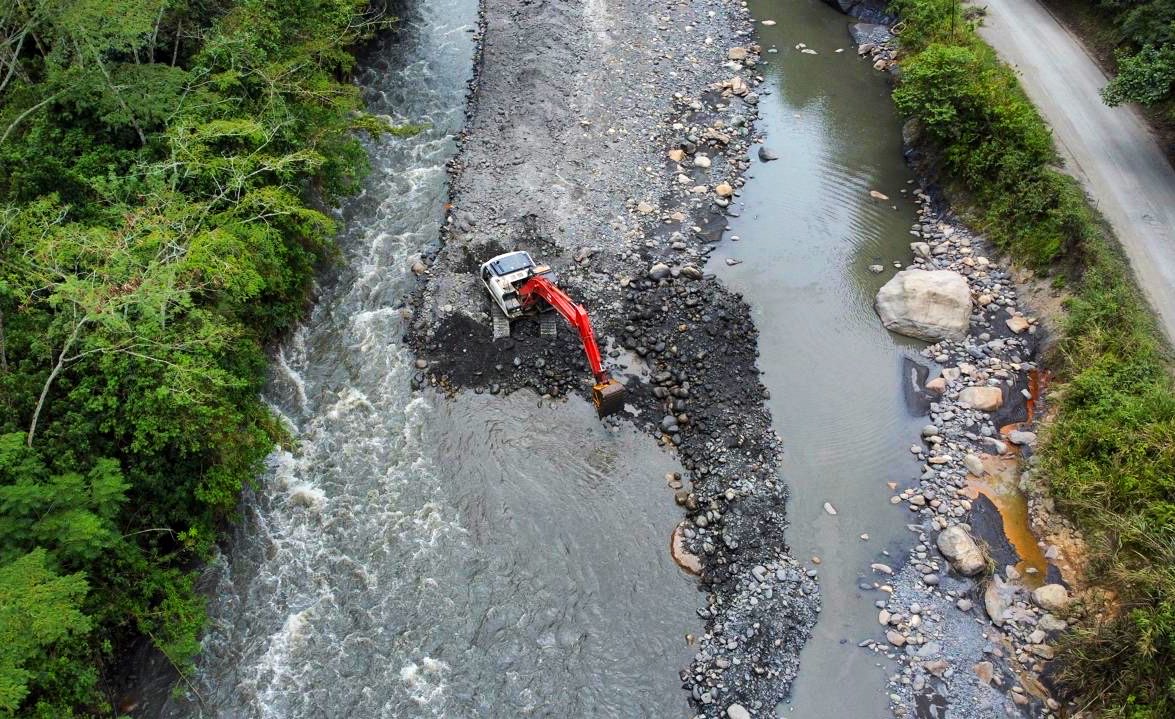 Maquinaria del ICCU trabaja en la remoción de material en el sector de Cucharal, entre Pacho y La Palma.