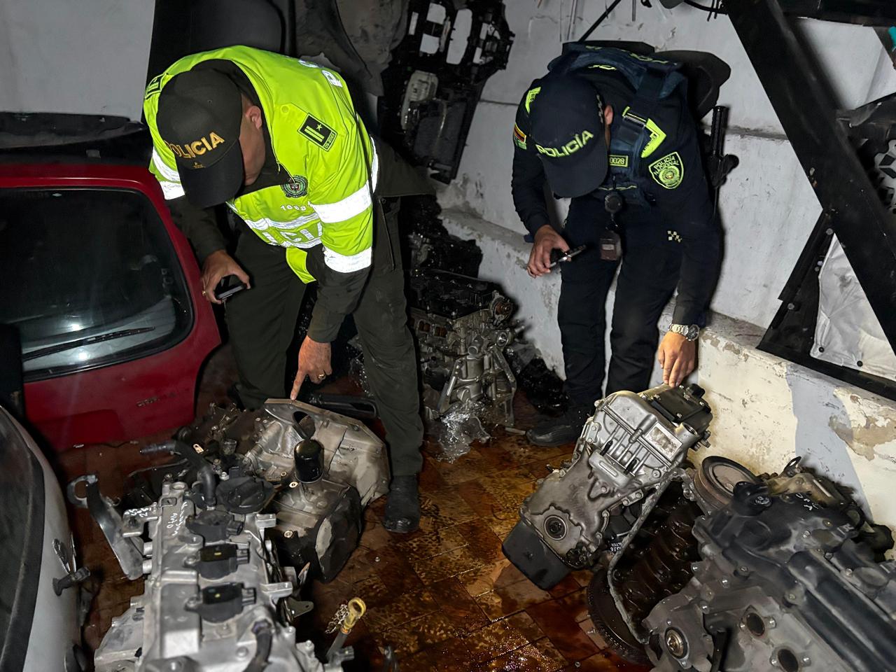 Hallazgo de motores con sistemas de identificación borrados en bodega de Barrios Unidos. Foto: Policía Metropolitana de Bogotá.