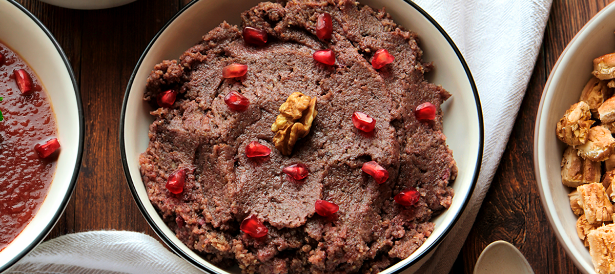 Preparación de avena horneada con cacao amargo y frutos rojos, con textura de budín húmedo y nutritivo