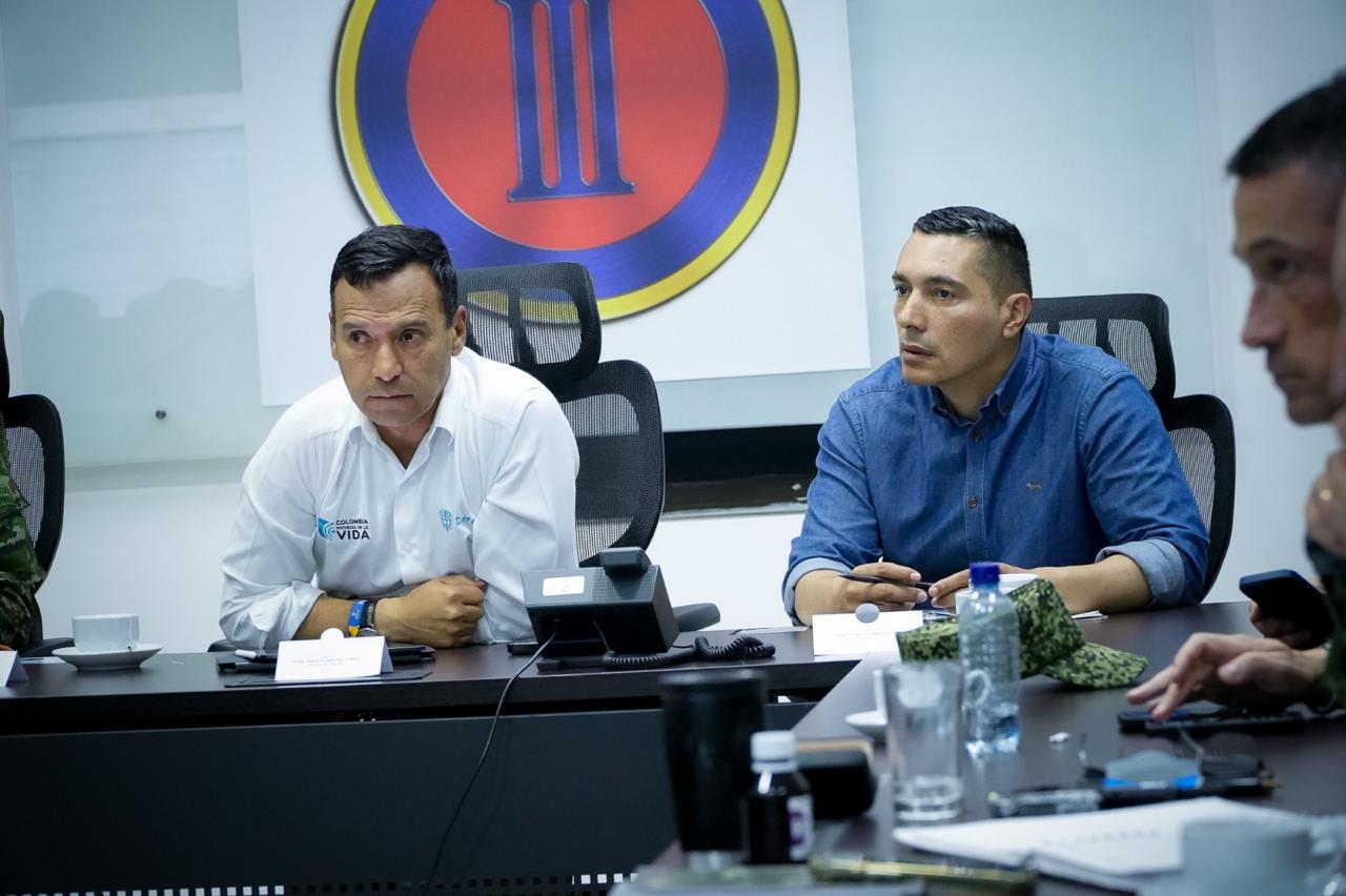 El ministro de Defensa, Pedro Sánchez, junto al gobernador del Cauca, Octavio Guzmán.