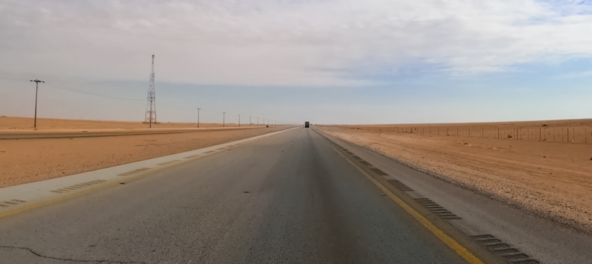 Vista desde el asfalto de la carretera Highway 10, la recta más larga del mundo sin curvas.