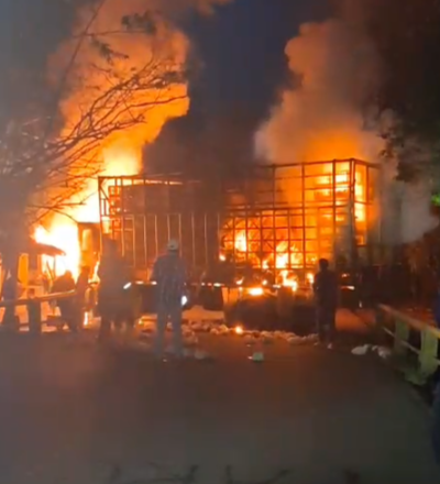 Disidentes queman camión con pollos en zona rural de Jamundí, el 26 de abril.