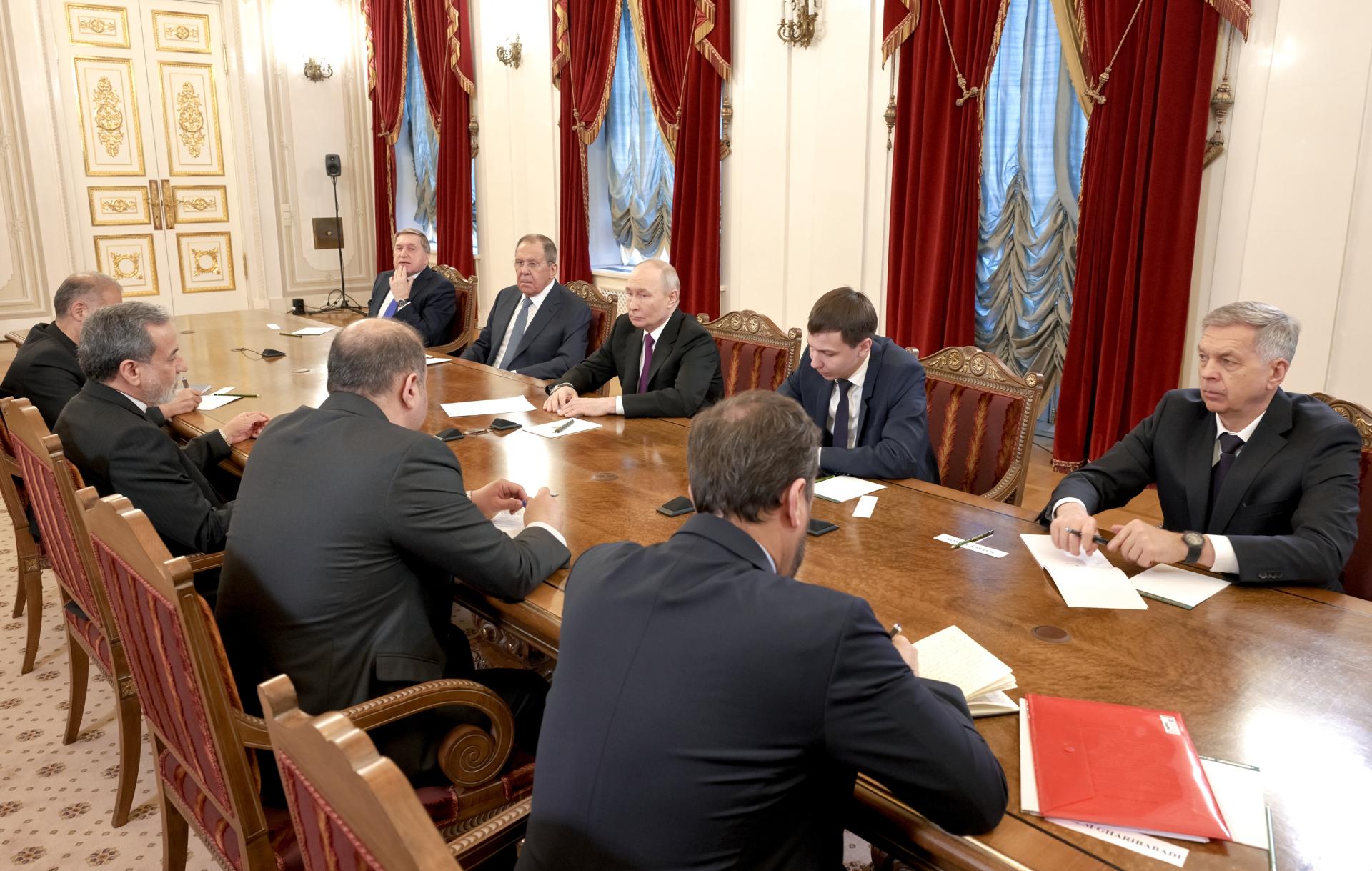 El presidente ruso, Vladimir Putin, y el ministro de Asuntos Exteriores iraní, Abás Araqchí,