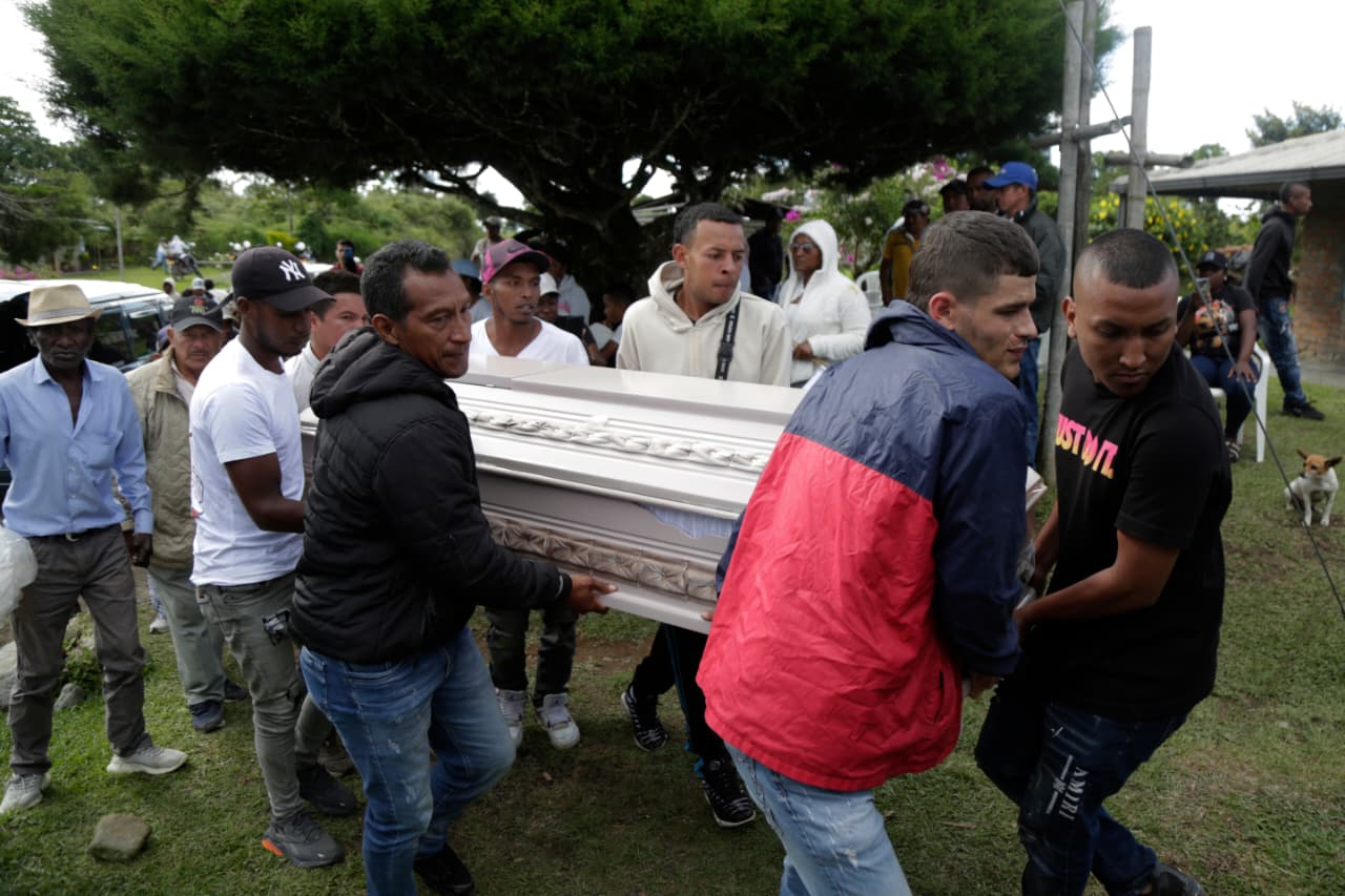 En el corregimiento La Pedregosa, de Cajibío (Cauca), se llevó a cabo el sepelio de Daniela Valencia, de 26 años, y del señor José Ciro Puliche, de 61 años.