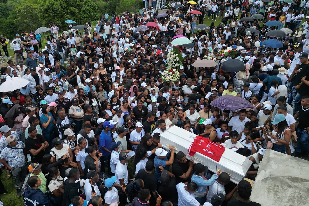 Dolorosa despedida a 10 de las 21 víctimas fatales por el atentado en la vía Panamericana, el 25 de abril.