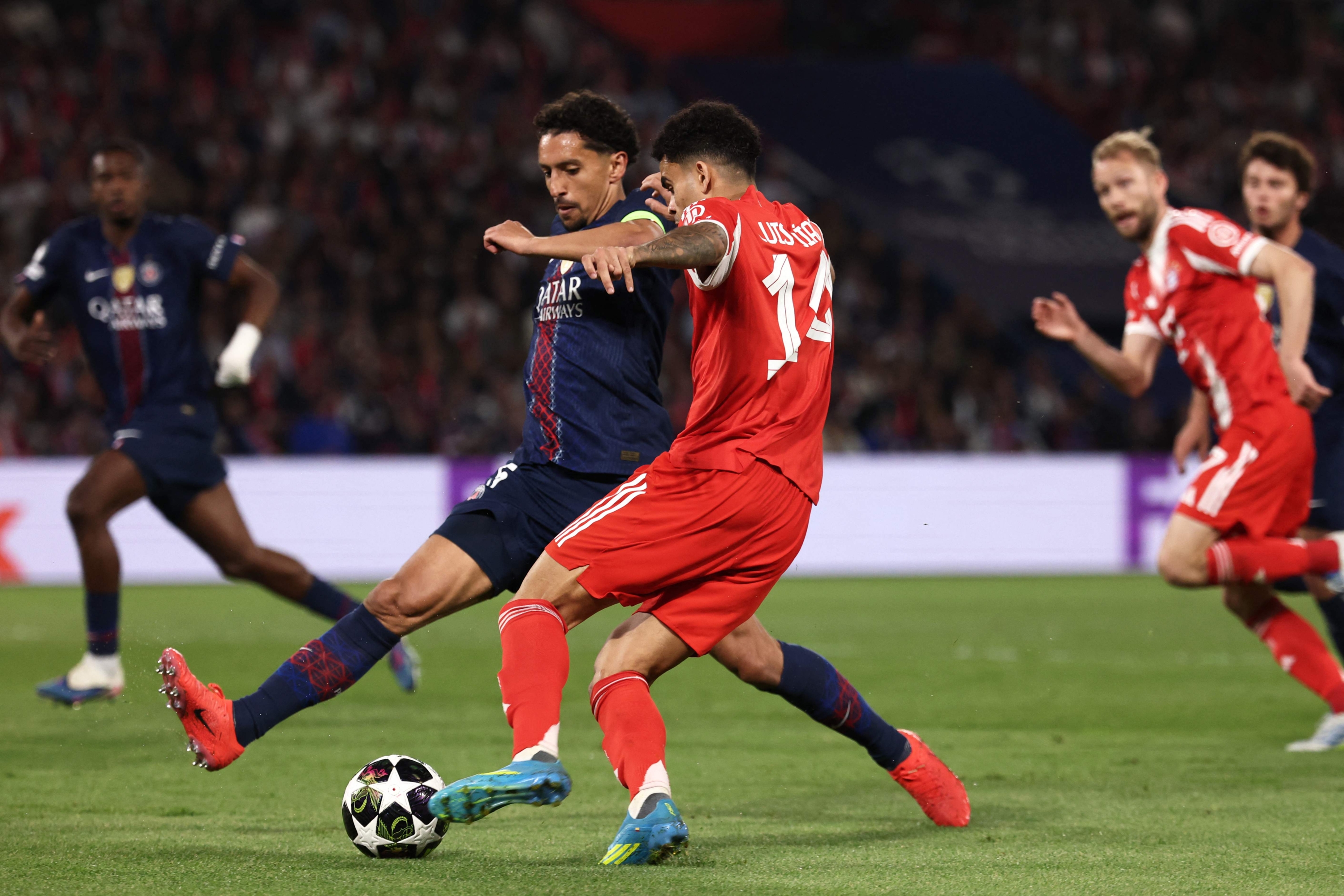 Marquinhos en duelo con Luis Díaz