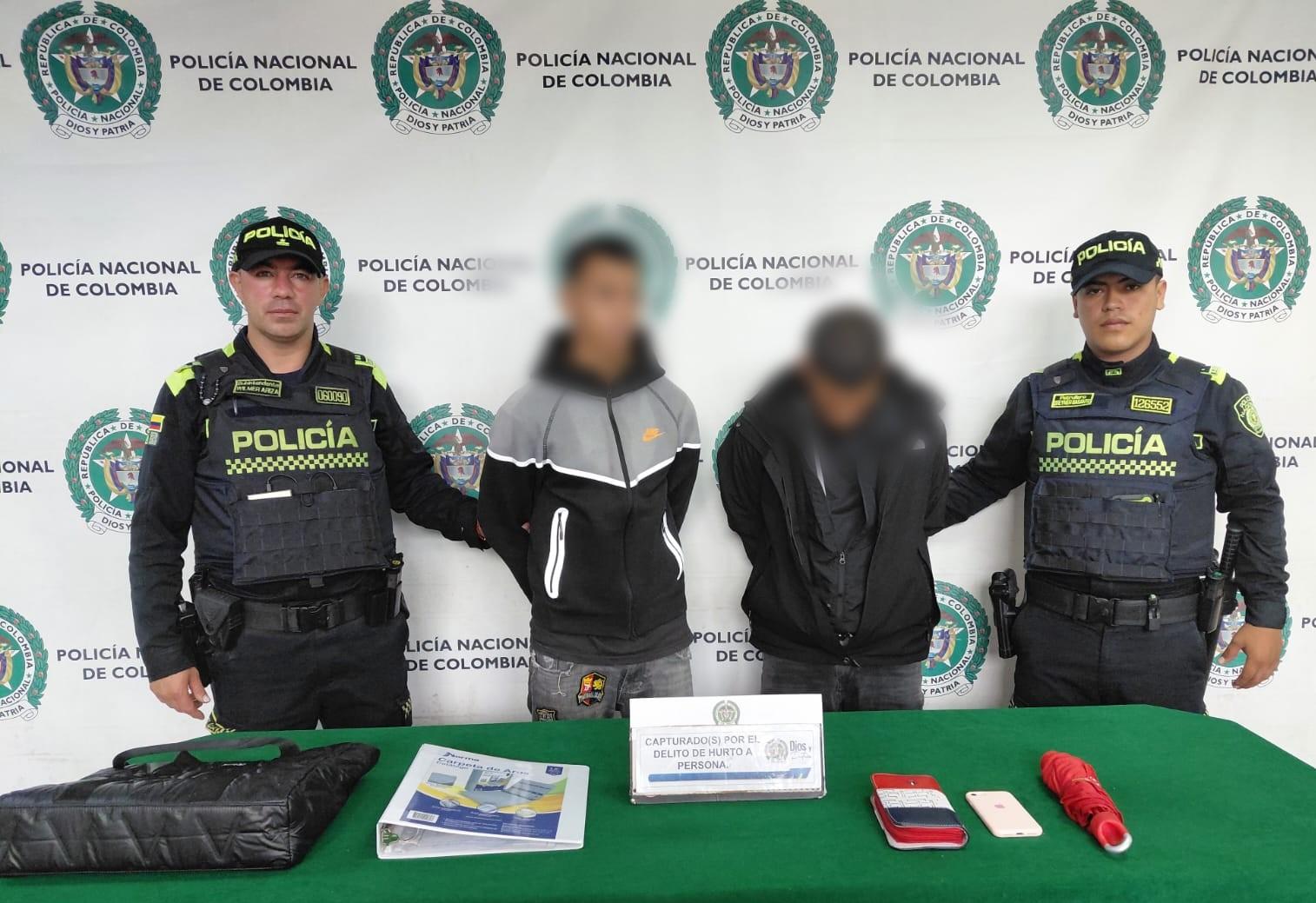 Capturan a dos hombres señalados de robar a una mujer en Bogotá