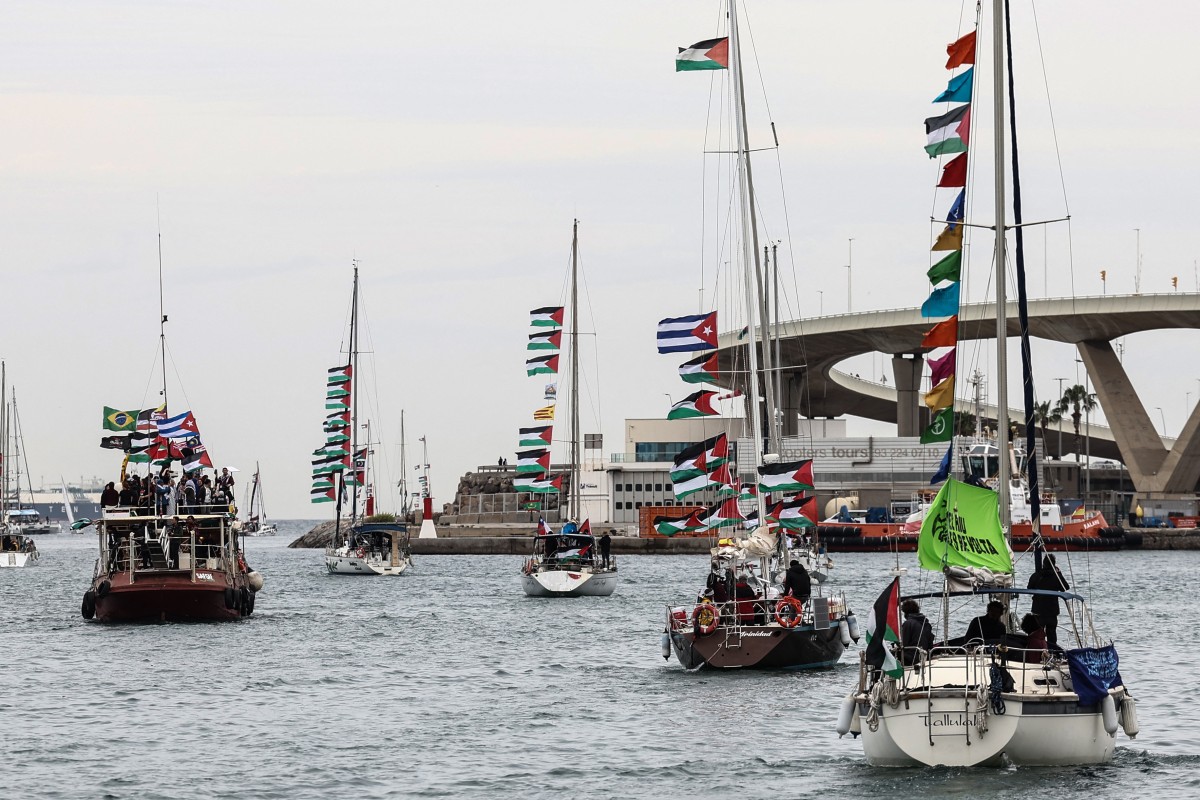 mbarcaciones de una nueva flotilla humanitaria con destino a la Franja de Gaza zarpan simbólicamente del puerto de Barcelona.
