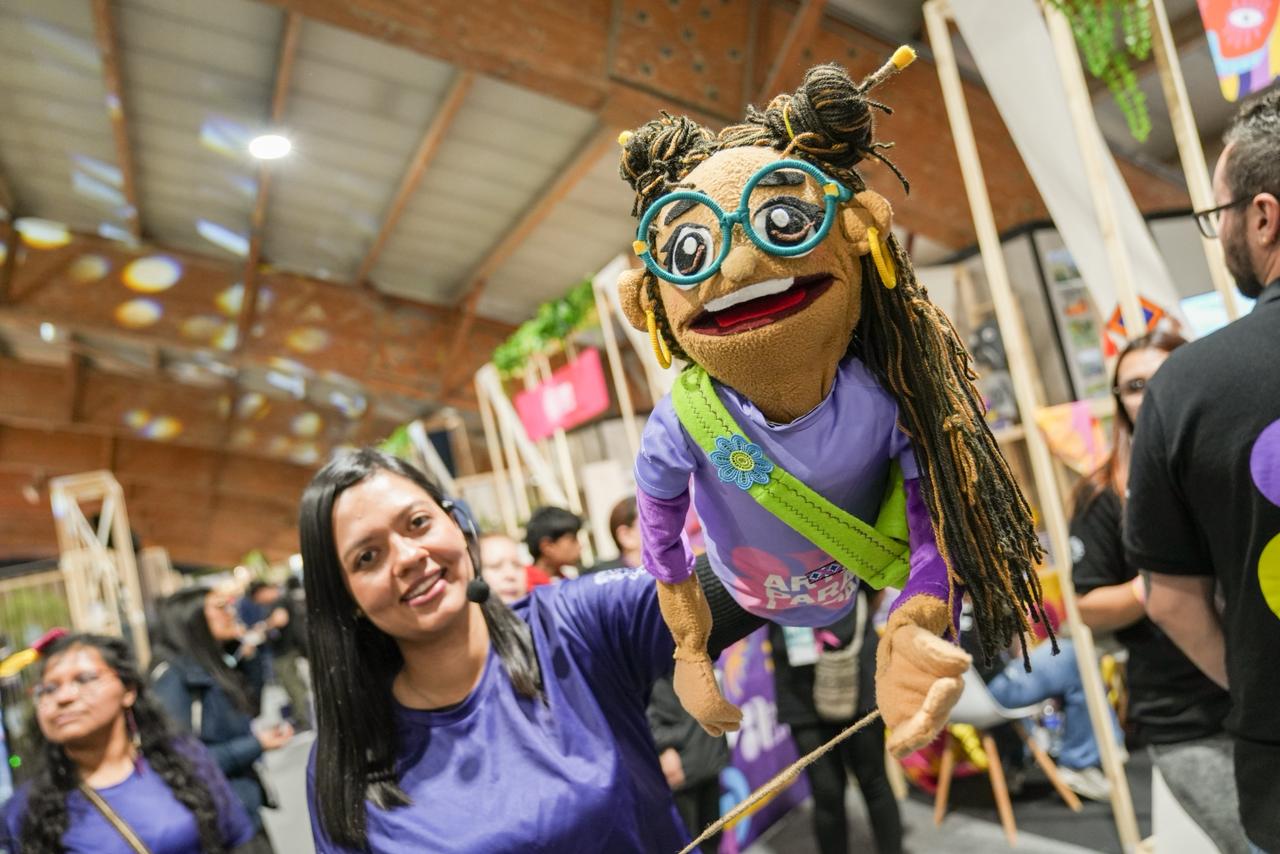 Filbo 2026: formadores y sabedores de Cauca, Casanare, Putumayo y Guaviare pasan por el stand de Artes para la paz para contar cómo enseñan música, danza, teatro y tradición oral en territorios donde la educación artística también reúne comunidades.