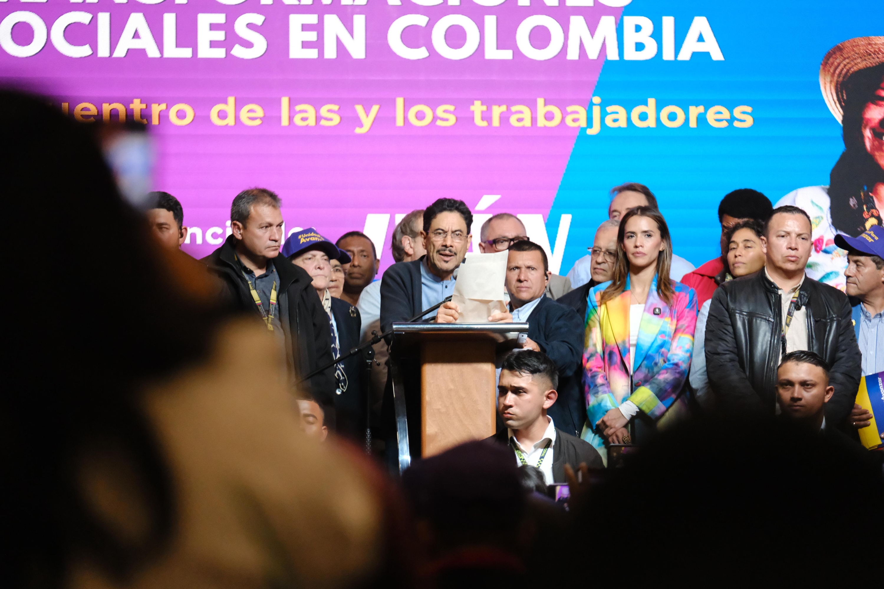 Iván Cepeda, candidato presidencial, con las centrales obreras.